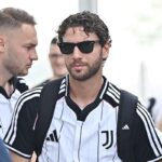 Manuel Locatelli scende dal pullman della Juve