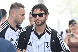 Manuel Locatelli scende dal pullman della Juve