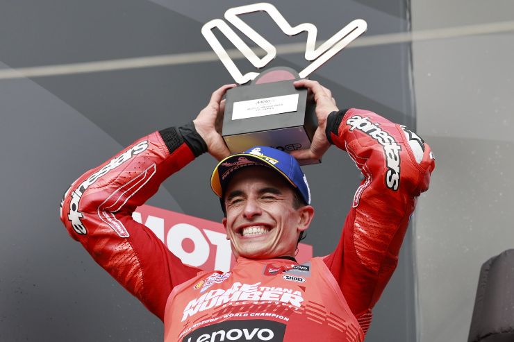 Marc Marquez alza il trofeo di campione a Motegi