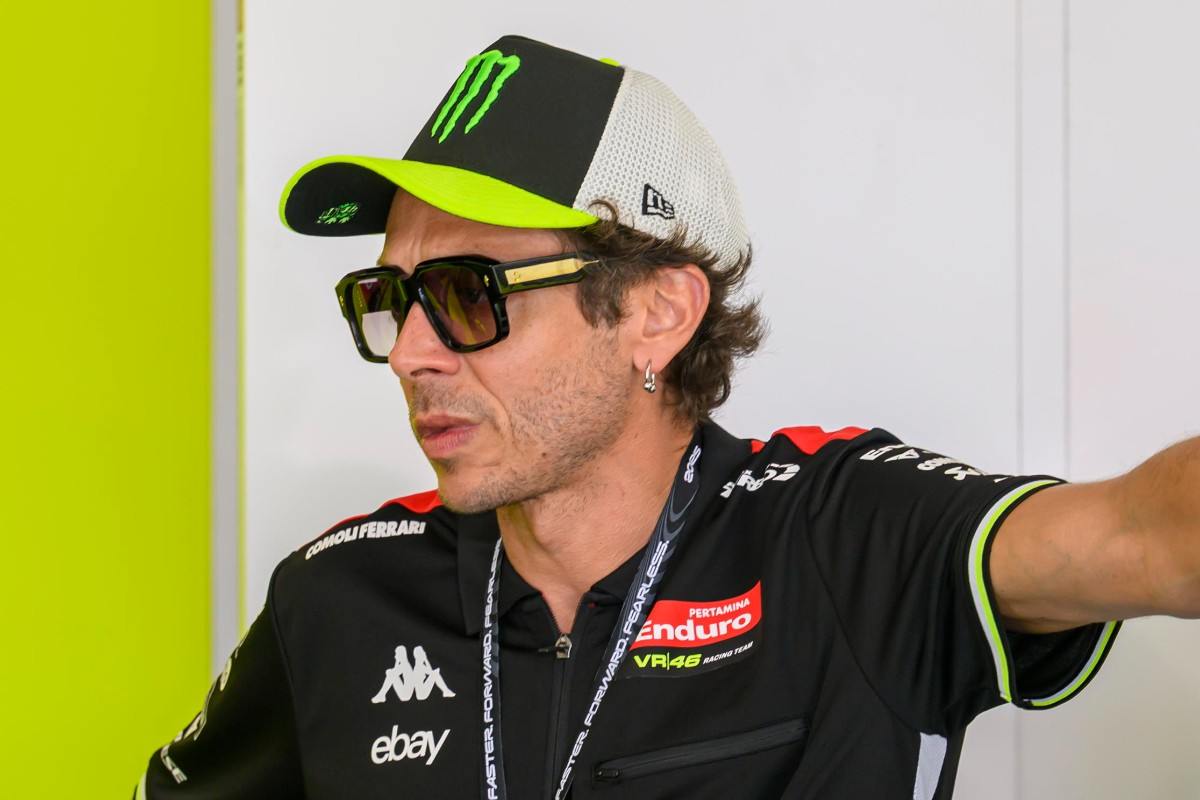 Valentino Rossi perplesso nel suo box