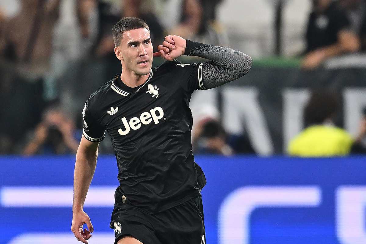 Dusan Vlahovic si porta il dito all'orecchio dopo un gol