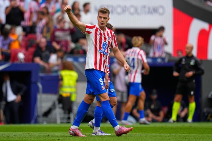 Sorloth esulta dopo il gol al Real Madrid