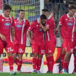 Giocatori del Monza festeggiano dopo un gol