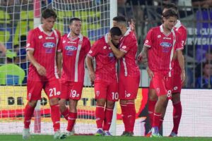 Giocatori del Monza festeggiano dopo un gol