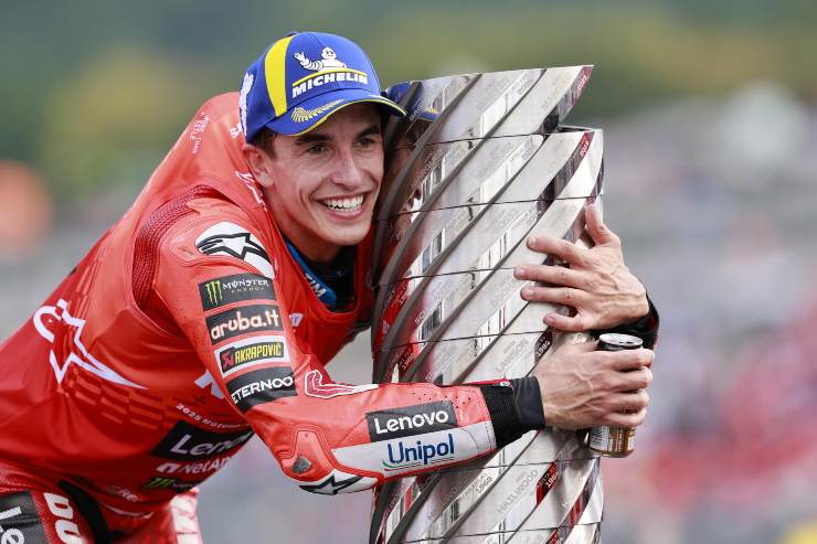 Marc Marquez con la coppa vinta nel 2025