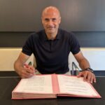 Paolo Bianco sorridente alla firma del contratto
