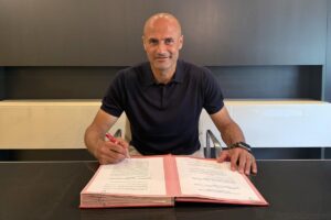Paolo Bianco sorridente alla firma del contratto