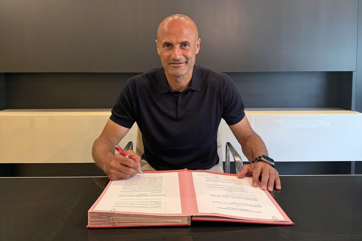Paolo Bianco sorridente alla firma del contratto