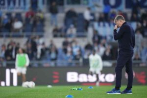 Marco Baroni con le mani sul volto
