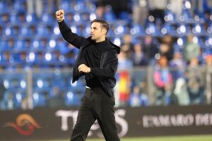 Cesc Fabregas esulta a fine partita
